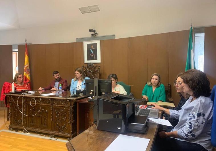 La suerte ha estado esta mañana de lado del PSOE del Valle del Zalabí, que ha conseguido mantener la alcaldía tras ganar el sorteo a cara o cruz disputado en los juzgados de Guadix a las 12:00 horas.  Manuel Sánchez Mesa (PSOE) renueva así su cargo de alcalde durante cuatro años más desde que llegó ...